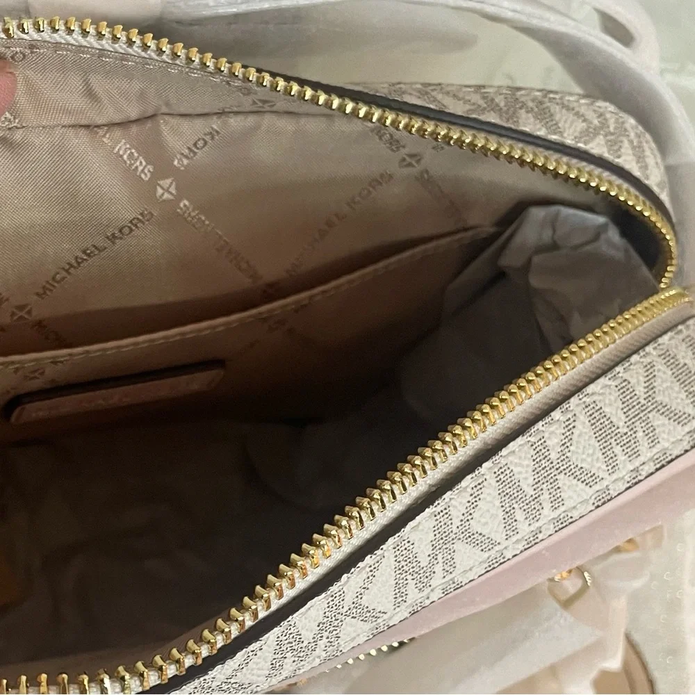 Michael Kors Pink and Cream Jet Set Crossbody Bag- NWT‎ ••